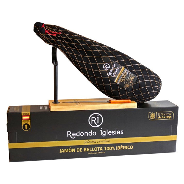 Discover the Set with Ham Stand & Iberian 50% Shoulder, featuring authentic Spanish ham. Perfect for slicing Iberian 50% acorn-fed shoulder, this kit combines tradition and flavor. Ideal for tapas, Spanish cuisine, and gourmet occasions. Order your jamón 