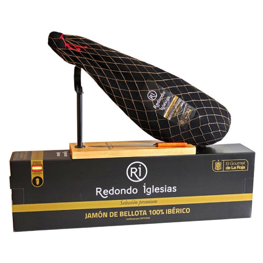 Discover the Set with Ham Stand & Iberian 50% Shoulder, featuring authentic Spanish ham. Perfect for slicing Iberian 50% acorn-fed shoulder, this kit combines tradition and flavor. Ideal for tapas, Spanish cuisine, and gourmet occasions. Order your jamón 